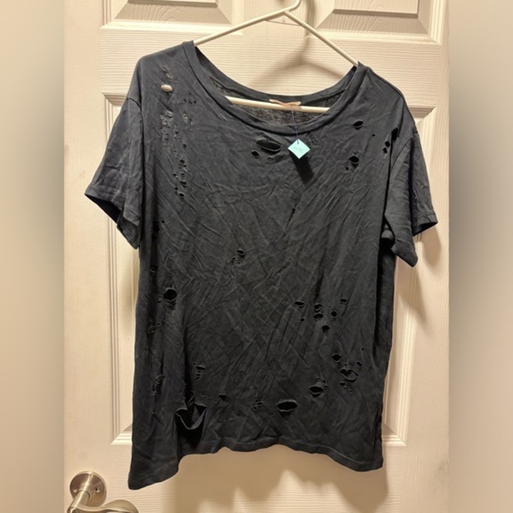 10/20🔥 black‎ distressed t shirt